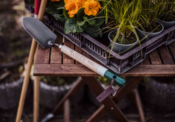 adler garden shovel on a wooden table